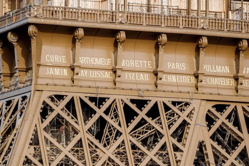 Lettres d'or gravées sur la Tour Eiffel